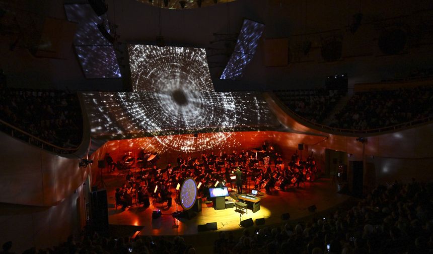 CSO, evrenin varoluşunu dijital enstrümanlarla anlatan "Kozmik Senfoni"nin Türkiye prömiyerini yaptı