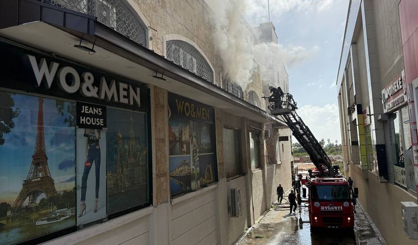 Alışveriş merkezinde çıkan yangın, söndürüldü