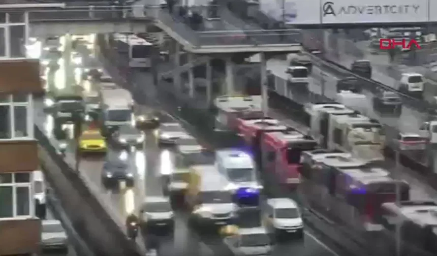 Avcılar'da iki metrobüs çarpıştı: 5 yaralı