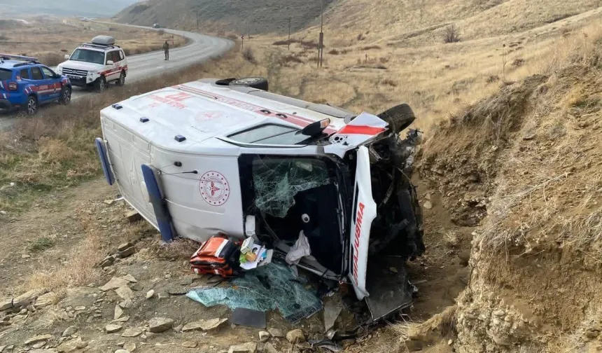 Devrilen ambulanstaki 3 sağlık personeli yaralandı