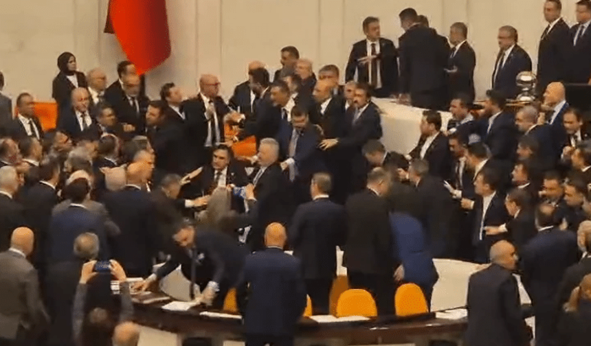 Meclis’te Akın Gürlek krizi: Yumruklar havada uçuştu, CHP’li Tanal yaralandı