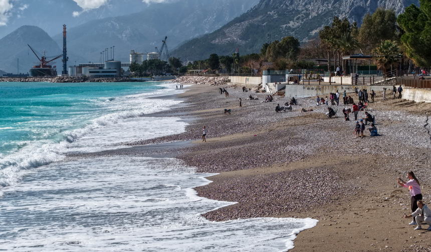 Güneşli havayı fırsat bilip denize girdiler