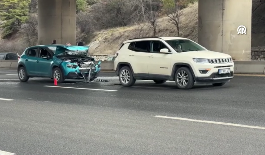 Başkentte seyir halindeki otomobil alev aldı