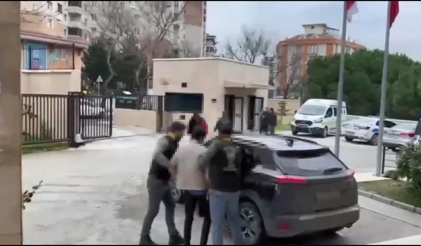 İş yerinin önündeki Türk bayrağını indiren şüpheli yakalandı