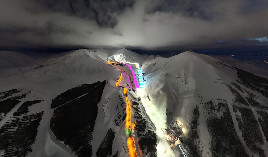 Palandöken'de iftar sonrası rengarenk pistlerde kayak