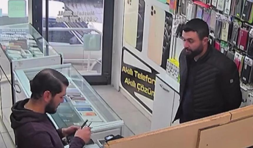 Tamire getirilen cep telefonunun bataryası patlayıp alev aldı