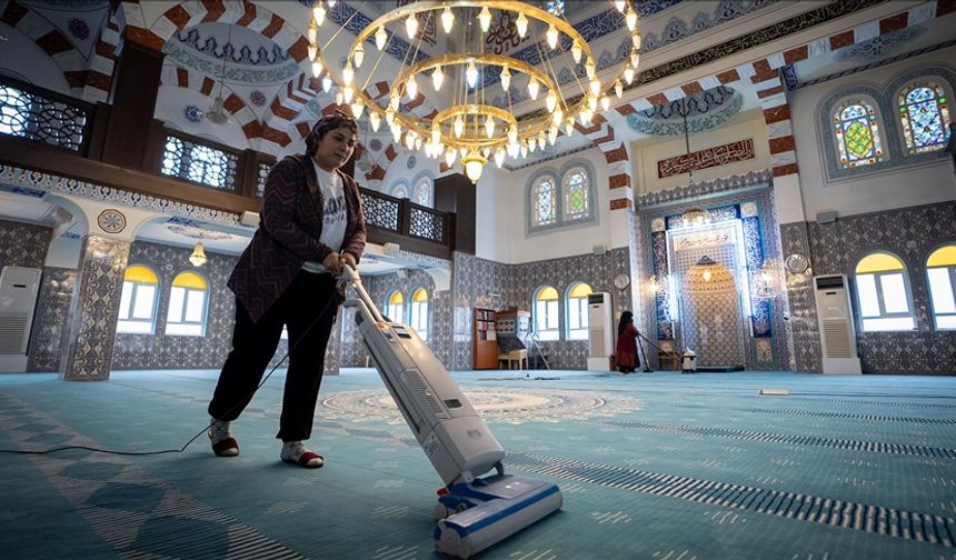 Gönüllü kadınlar, ramazan öncesi camileri titizlikle temizliyor