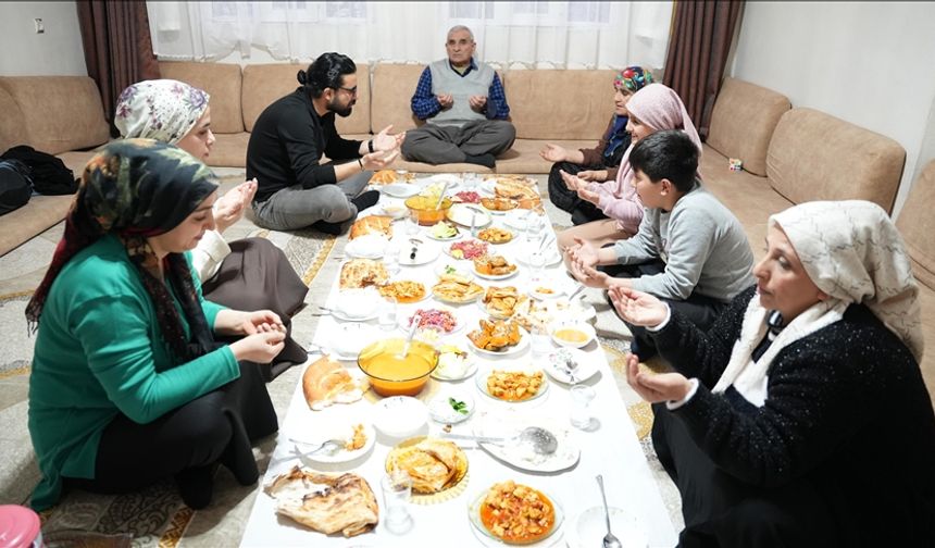 Akşam ezanının en erken okunduğu yerlerden Şemdinli'de ilk iftar yapıldı
