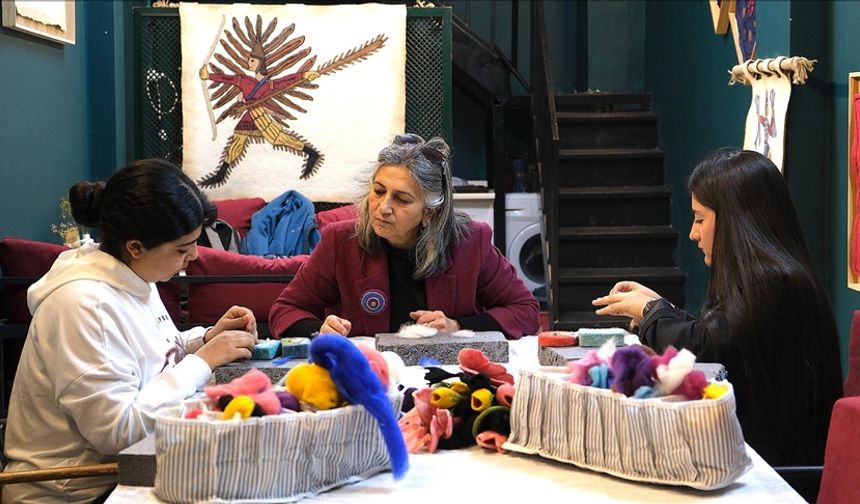 Keçe sanatçısı kadın, sanatını gelecek nesillere aktarmayı hedefliyor