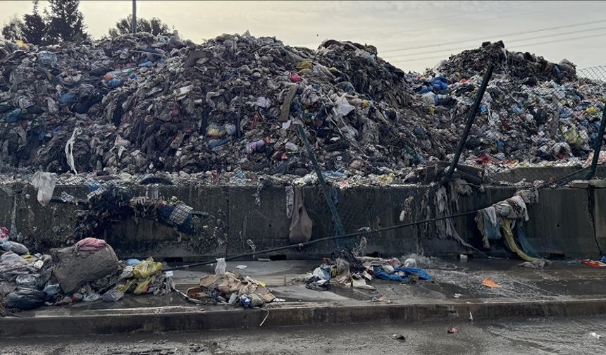 İzmir Buca'da şantiyedeki çöpler yağmur sularıyla yola dağıldı