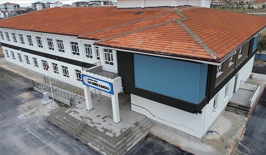 Okula gidememenin üzüntüsünü yaşayan iş insanı, memleketine eğitim kurumu kazandırdı