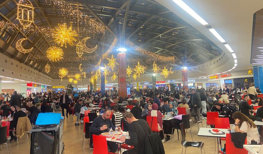 ANKAmall’da İftar Yoğunluğu: Başkentliler Dev Sofrada Buluştu