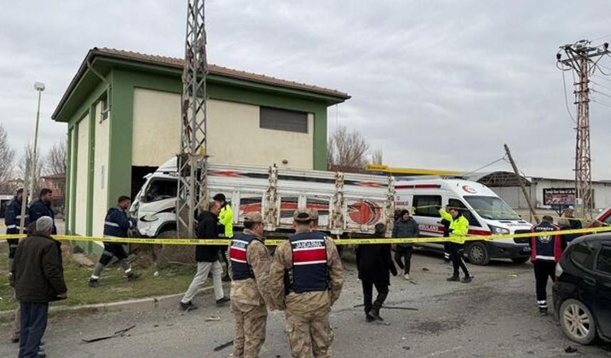 Otomobille çarpışan kamyonet, elektrik trafosunun duvarını yıktı