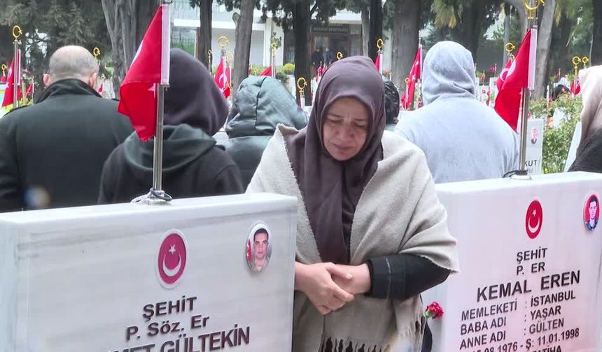 Şehit aileleri, bayramın ilk gününde kabirleri ziyaret etti