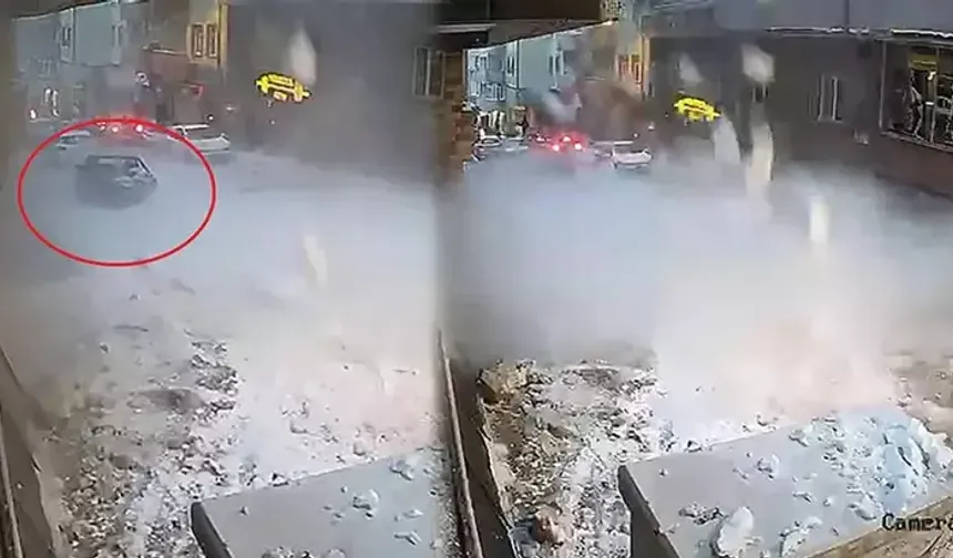 Üzerine çatıdan kar kütlesi düşen otomobil kullanılamaz hale getirdi