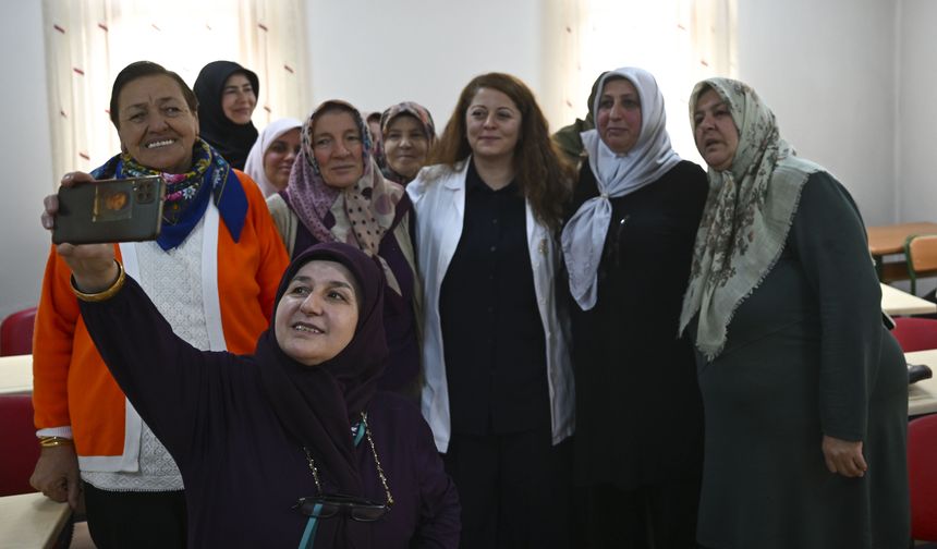 Başkentte kadınlar akıllı telefon eğitimiyle dijital dünyayı öğretiyor