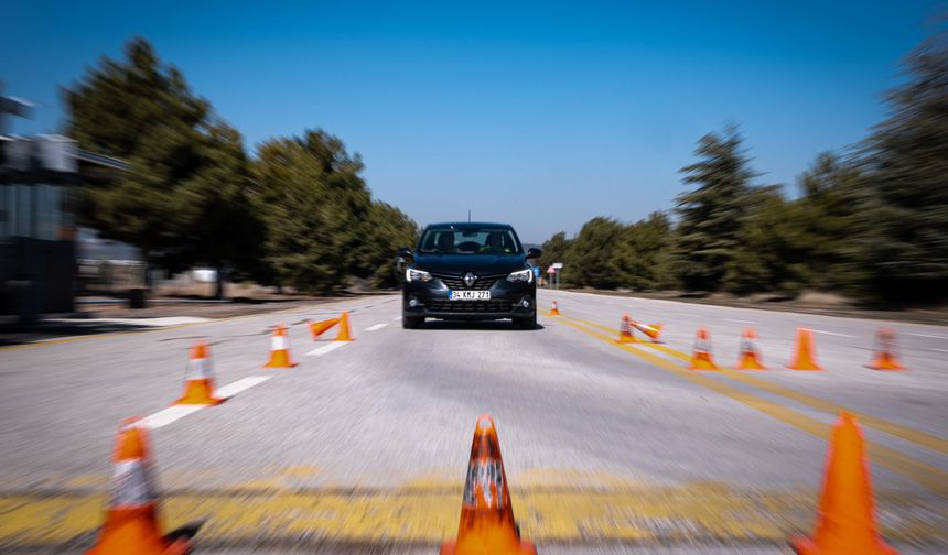 Trafik polisleri, zorlu parkurlarla sahada karşılaşabilecekleri senaryolara hazırlanıyor