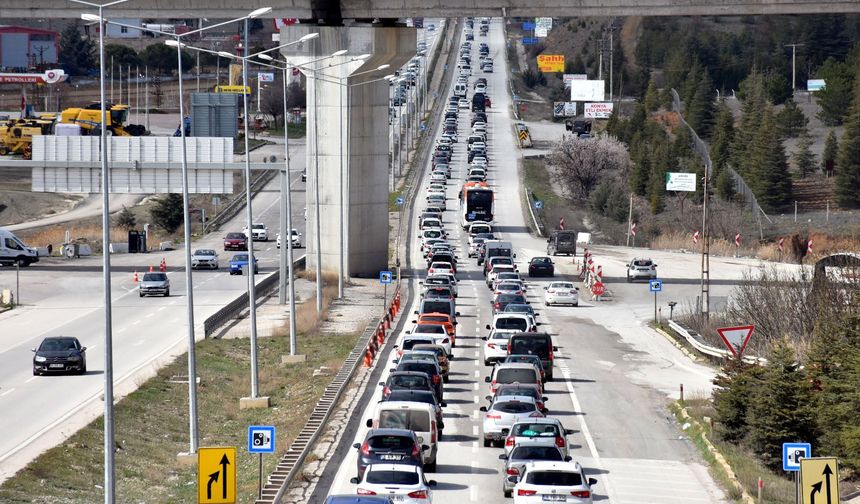 "Kilit kavşak" Kırıkkale'de bayram tatili dönüşü hareketliliği sürüyor