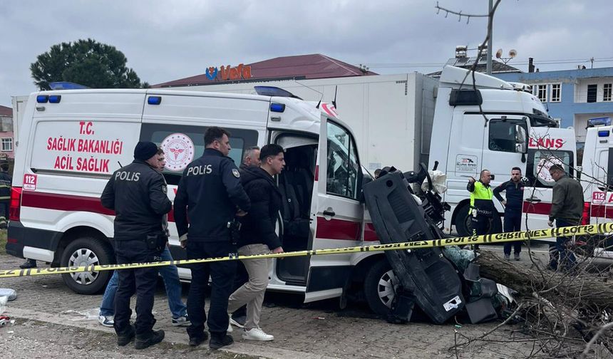 Ambulans ile kamyon çarpıştı: 1 ölü, 3 yaralı