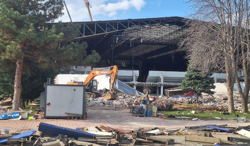 Ankara'da spor salonunun kontrollü yıkımı sırasında duvar çöktü