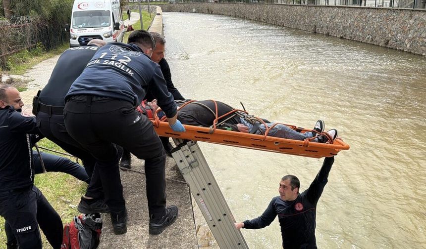 Alanya'da çaya düşen kişiyi itfaiye kurtardı