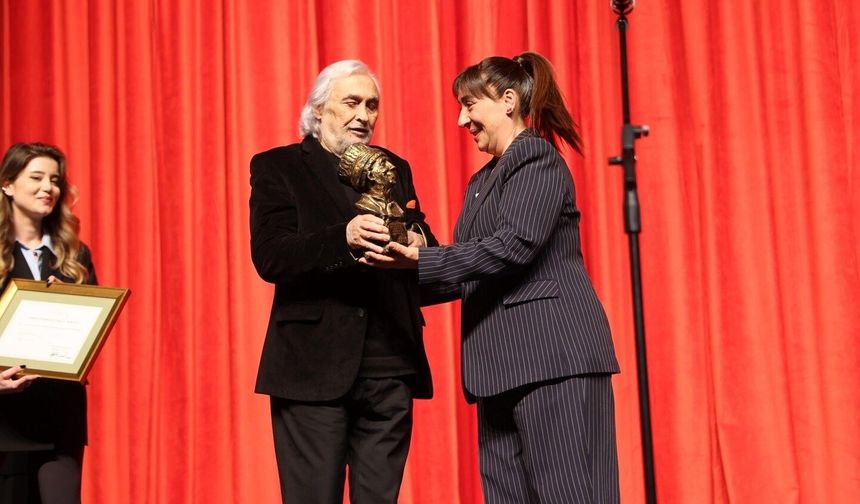 Dünya Tiyatro Günü’nde İsmail Dümbüllü geleneği yaşatıldı