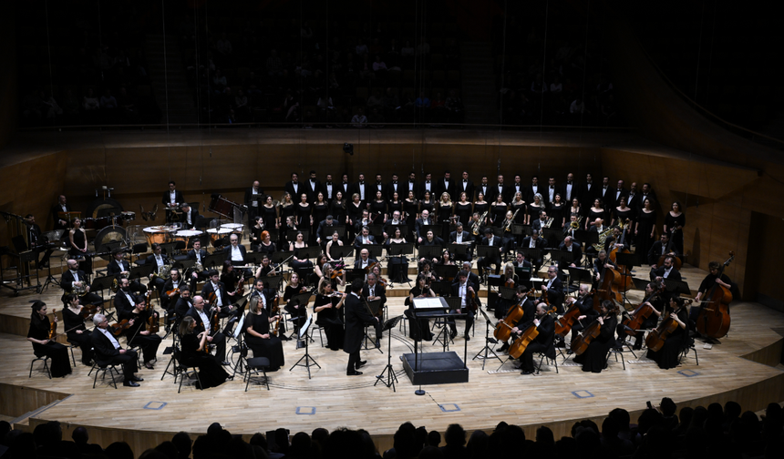 CSO, genç besteci Cem Esen'in "Çanakkale Senfonik Şiiri"nin dünya prömiyerini yaptı
