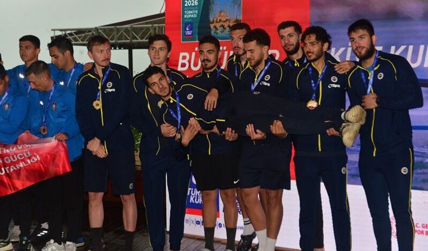 Fenerbahçe, Büyükler Türkiye Kupası Kürek Yarışları'nda kadın ve erkeklerde birinci oldu