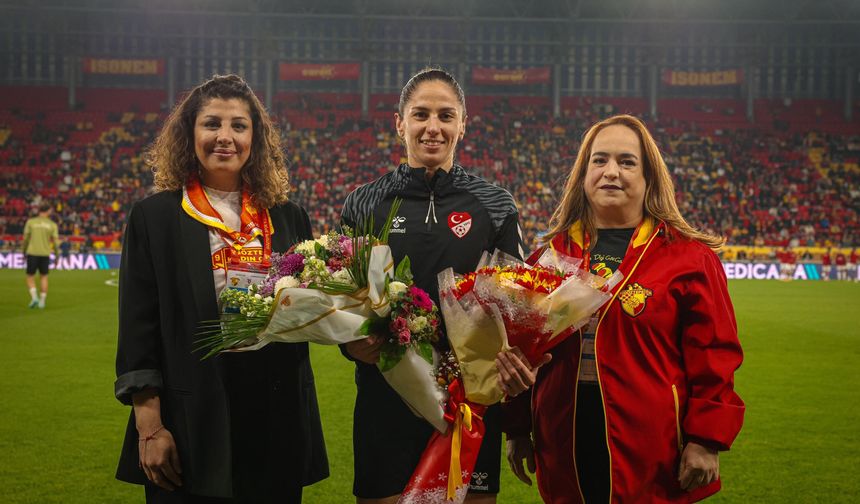 Hakem Asen Albayrak’a çiçek verildi