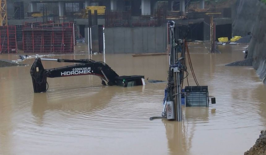 Çekmeköy'de dere yola taştı; Kadıköy istikameti trafiğe kapatıldı