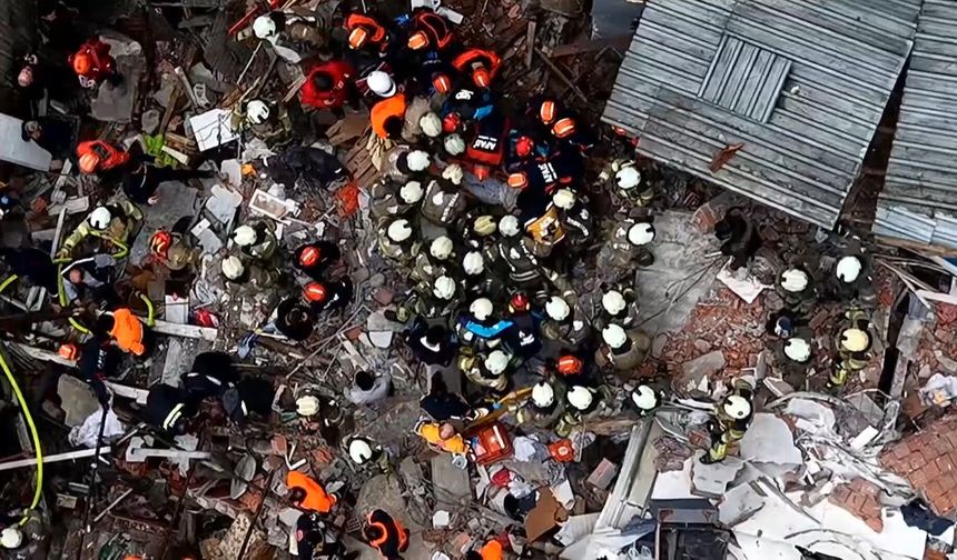 Fatih’te doğal gaz patlamasında iki bina çöktü; 1 ölü 10 yaralı