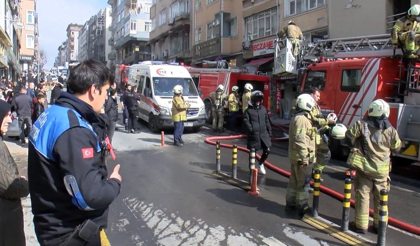 Gelinlik mağazasında yangın; mahsur kalan 2 kişi kurtarıldı