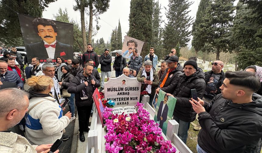 Müslüm Gürses ölüm yıldönümünde kabri başında dualarla anıldı