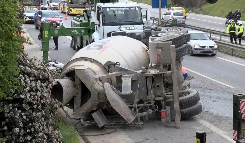 Üsküdar’da lastiği patlayan beton mikseri devrildi; sürücüsü yaralandı