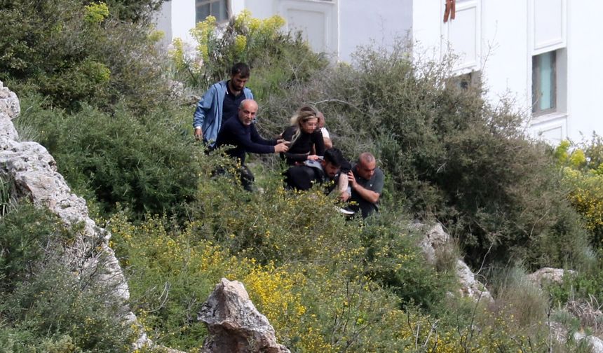 Kayalıktan düşen kadını sırtlarında taşıyıp, sağlık ekibine teslim ettiler