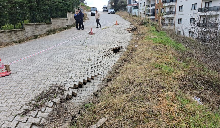 Sağanak sonrası yoldaki çökme, tedirginliğe neden oldu