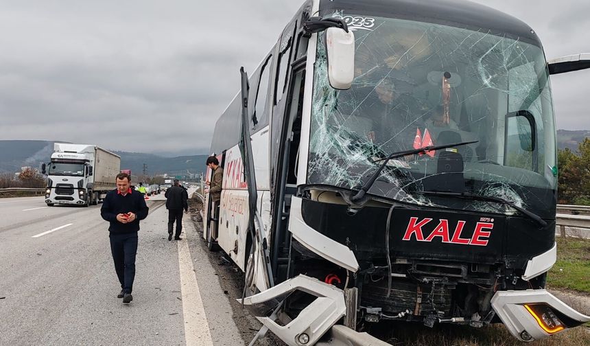 TIR'ın yandan çarptığı yolcu otobüsü refüje çıktı; kaza kamerada