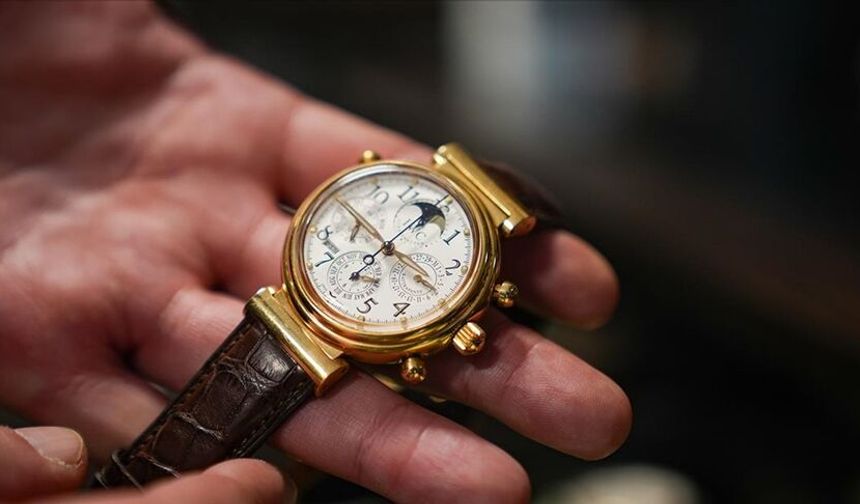 Hassas ameliyatlara saat tamir ederek hazırlanıyor