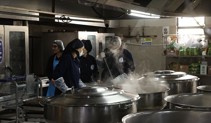 Aşçı adayı kız öğrenciler, ramazan sofralarını süslüyor