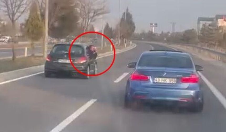 Yolda araçlarıyla yan yana ilerleyip video çeken 2 sürücüye toplam 9 bin TL ceza