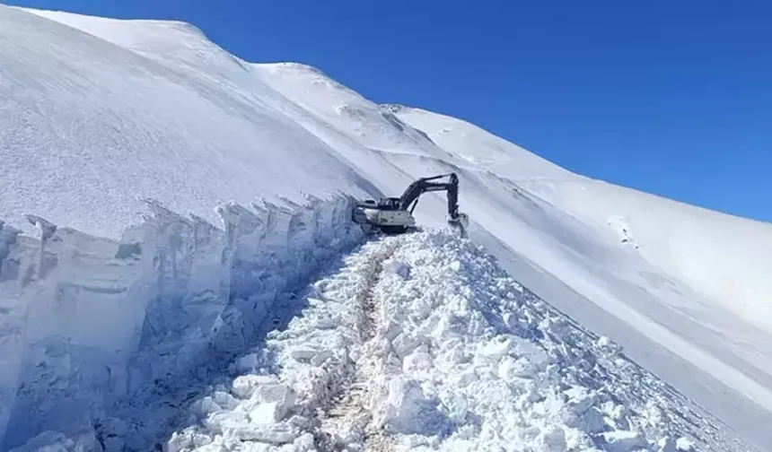 Hakkari'de askeri üs bölge yollarında 6 metrelik karla mücadele