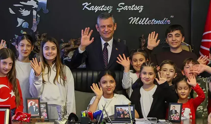 Özgür Özel, koltuğunu 5'inci sınıf öğrencisi Elisa'ya devretti