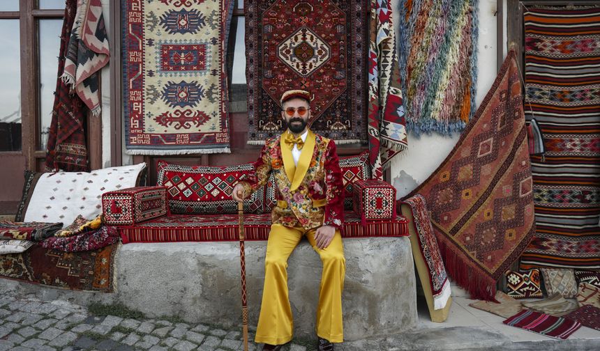 Sandıkta unutulan perde ve halıları kıyafetlere dönüştürüyor