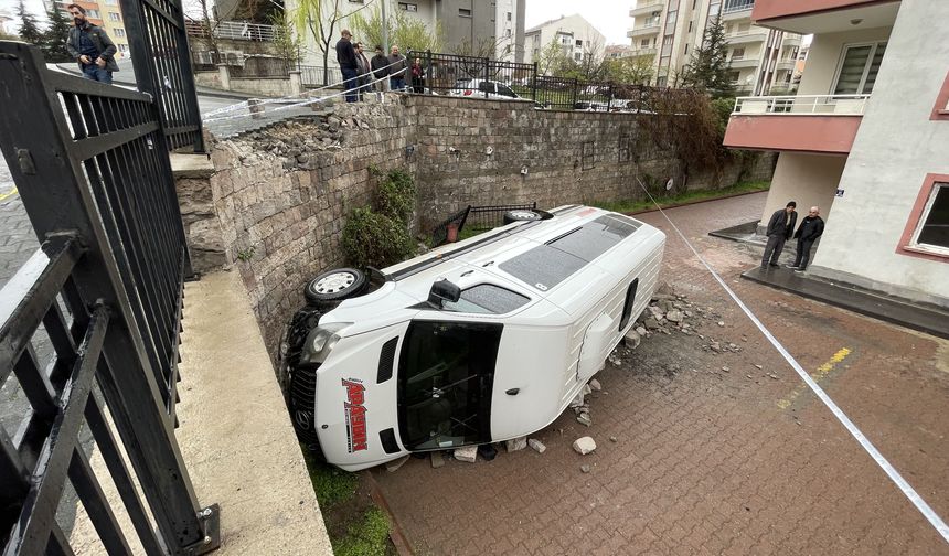 Kayseri'de işçi servisinin apartman bahçesine düşmesi sonucu 1 kişi yaralandı