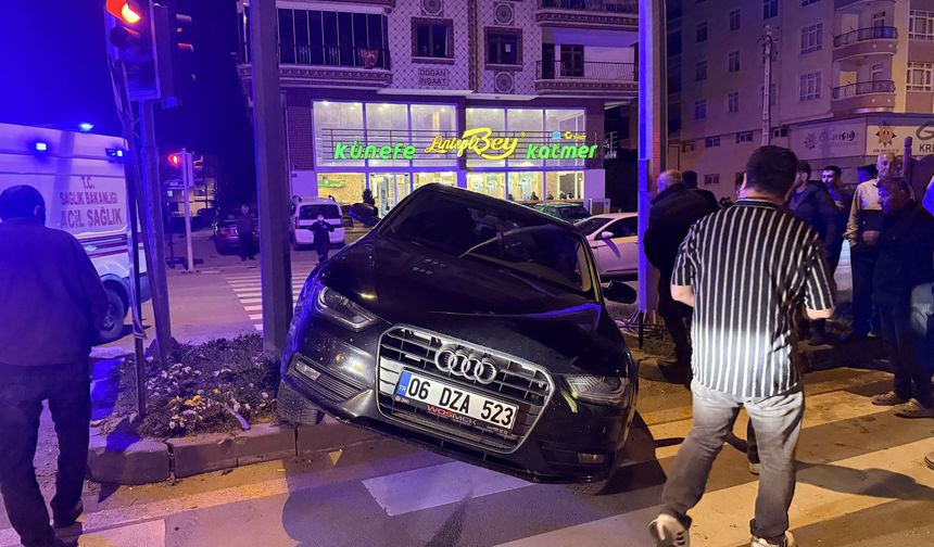 Ankara'da iki ayrı trafik kazasında 4 kişi yaralandı