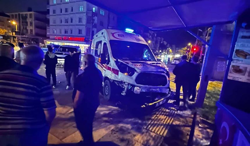 Ankara’da ambulans ile hafif ticari araç kafa kafaya çarpıştı; 4 yaralı