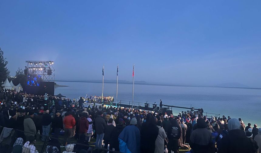 Anzak askerler Gelibolu'da 'Şafak Ayini' ile anıldı