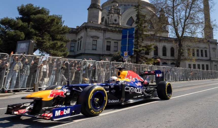 Formula 1 aracı İstanbul sokaklarında