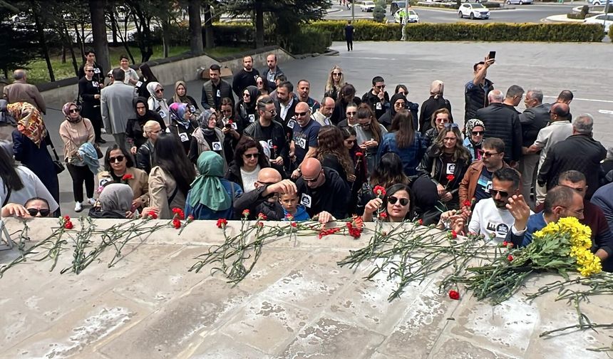 Okul saldırısında ölen öğretmen ve öğrenciler için Nevşehir’de karanfil bırakıldı