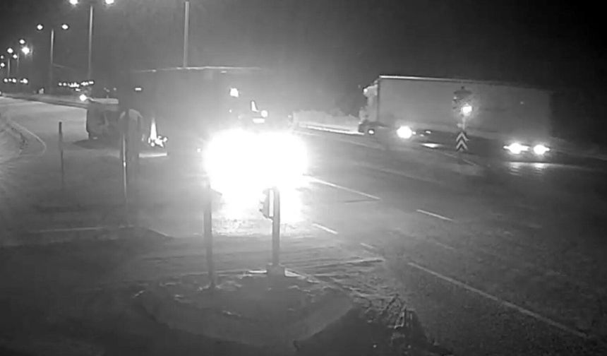 Kırmızı ışıkta bekleyen TIR'a çarpan minibüsün sürücüsü öldü